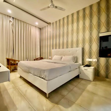 Hotel Hollywood - Family Hotel Zirakpur Exterior photo