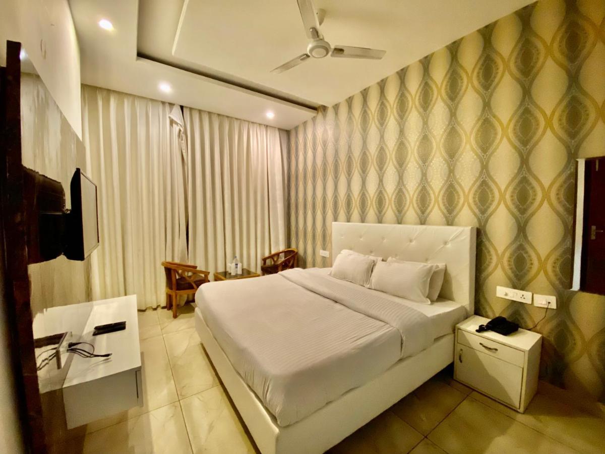 Hotel Hollywood - Family Hotel Zirakpur Exterior photo