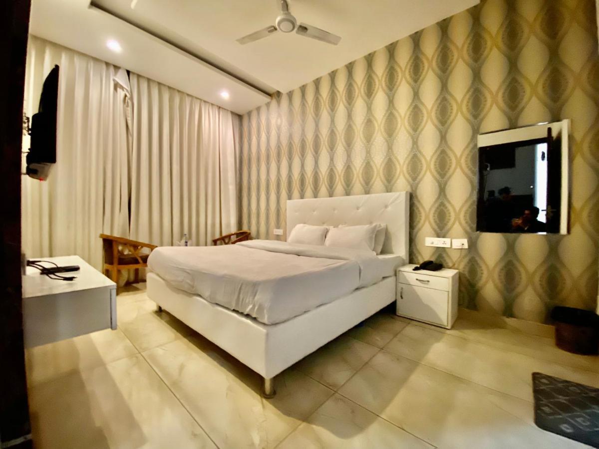 Hotel Hollywood - Family Hotel Zirakpur Exterior photo