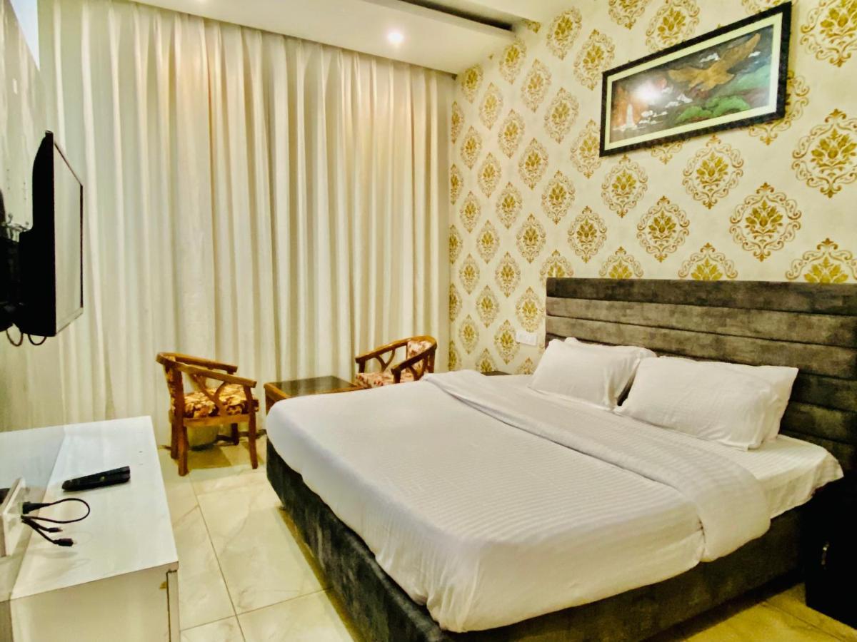 Hotel Hollywood - Family Hotel Zirakpur Exterior photo