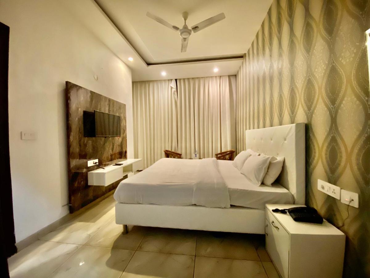 Hotel Hollywood - Family Hotel Zirakpur Exterior photo
