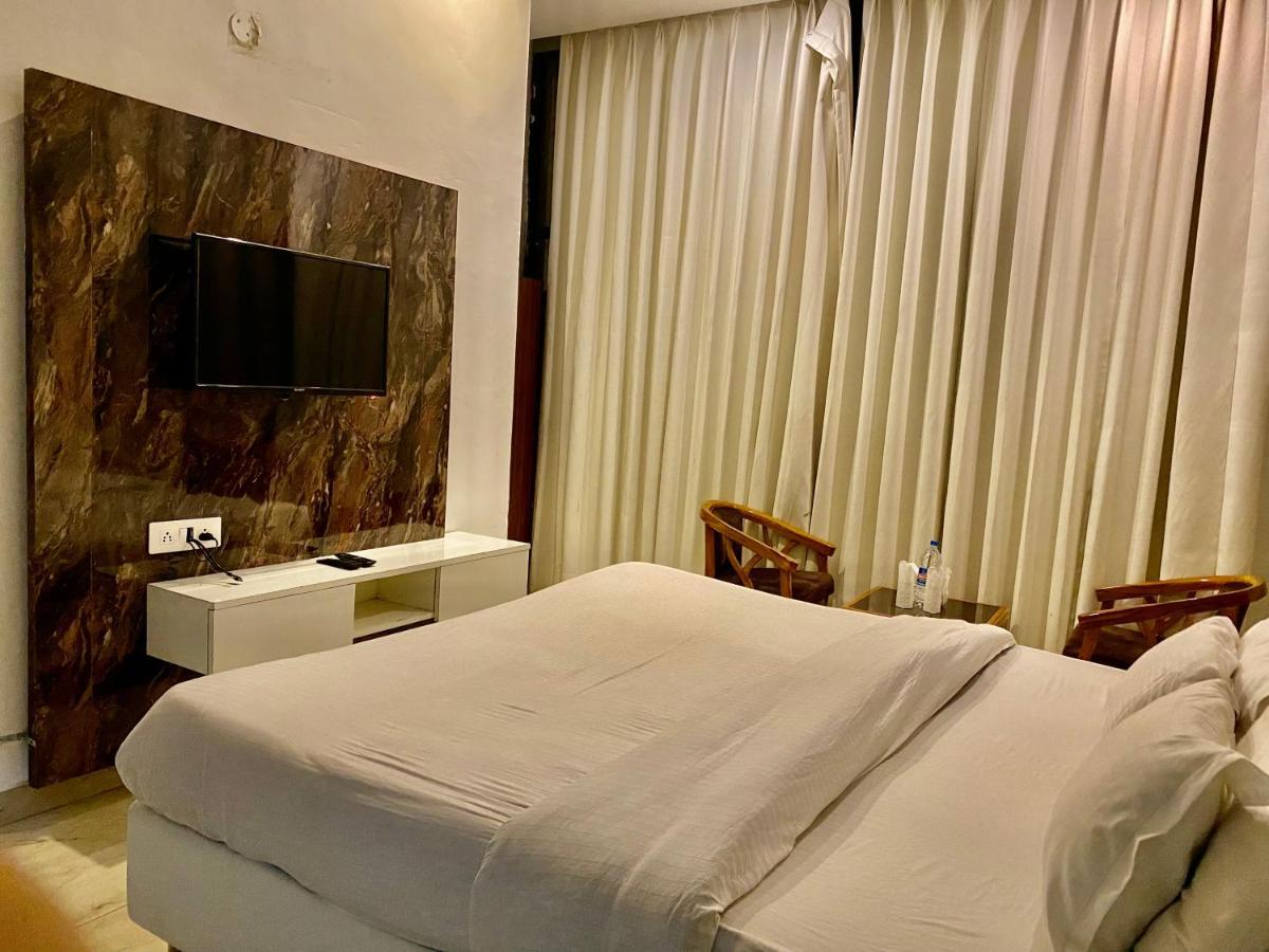 Hotel Hollywood - Family Hotel Zirakpur Exterior photo